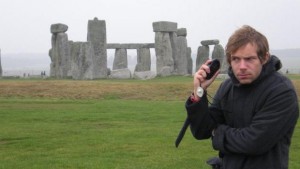 Jéroméo alias Nabolo attentif à son audioguide devant Stonehenge