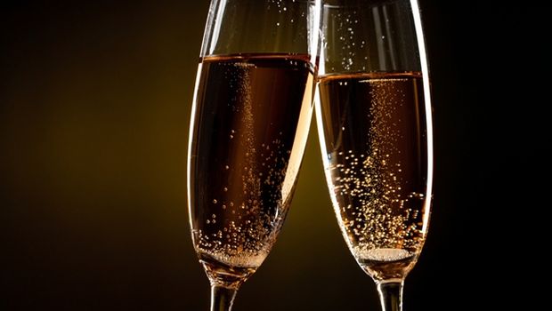 Deux coupes de champagne qui font tchin-tchin