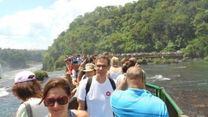 touristes aux chutes d'eau iguazu