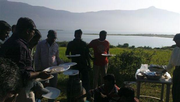 repas des figurants sur le tournage d'urumi en Inde