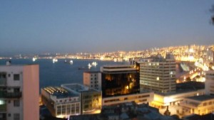 valparaiso de nuit les collines éclairées de lumière et les bateaux allumés dans le port au Chili