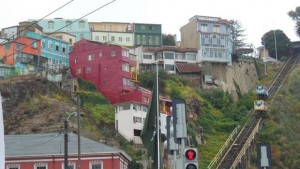 maisons colorées et ascenseur téléférique de Valparaiso au Chili