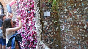 mur sous le balcon de juliette à vérone couvert de chewing-gums de mots d'amour et de cadenas