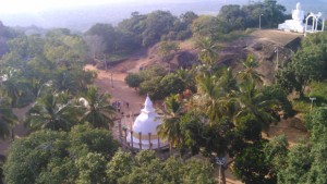 monastère bouddhiste de mihintale vu de haut avec statue du bouddha et pagode