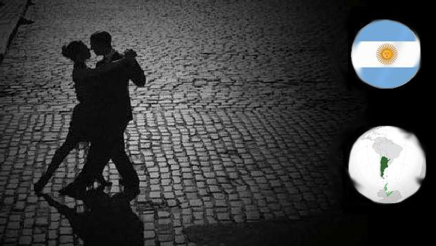 Deux danseurs de tango dans la rue la nuit avec le drapeau et la carte d'Argentine